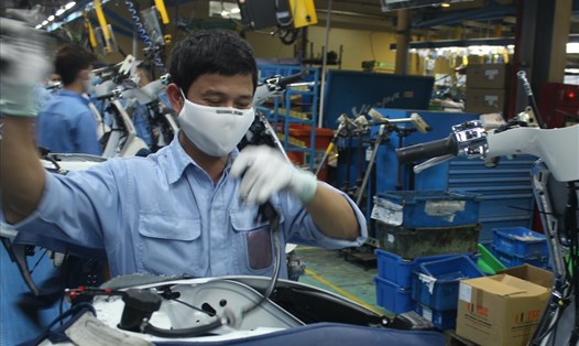 Người lao động của một doanh nghiệp sản xuất xe máy trên địa bàn Hà Nội. Ảnh: Quế Chi