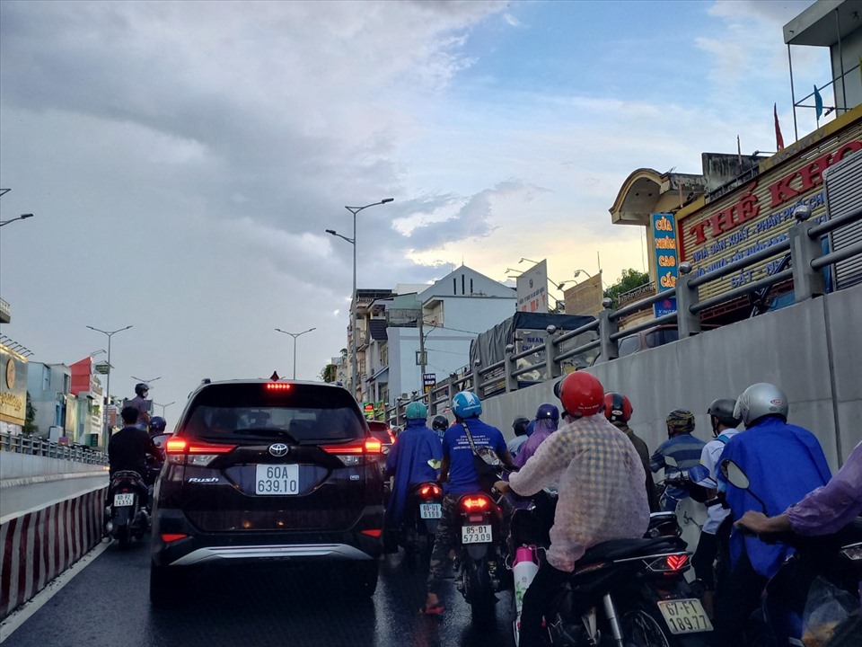 Đồng Nai: Giao thông hỗn loạn, kẹt xe kéo dài nhiều giờ sau cơn mưa lớn