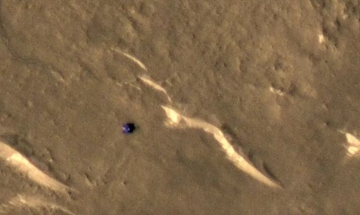 Máy ảnh trên tàu quỹ đạo sao Hỏa của NASA đã chụp được hình ảnh này của tàu thám hiểm Trung Quốc Chúc Dung trên  bề mặt hành tinh đỏ vào ngày 11.3.2022. Ảnh: NASA/JPL-Caltech/UA Arizona
