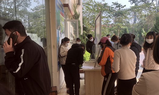 Công nhân chờ lấy Giấy chứng nhận nghỉ việc hưởng bảo hiểm xã hội ở Hà Nội.
