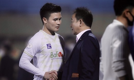 Quang Hải và cuộc gặp bầu Hiển sau trận đấu bù với Thanh Hoá ở vòng 1 V.League 2022. Ảnh: Minh Hiếu
