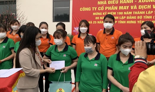 Bà Nguyễn Thị Thanh Tuyết - Chủ tịch LĐLĐ tỉnh Hưng Yên - trao hỗ trợ cho người lao động bị ảnh hưởng do COVID-19. Ảnh: CĐHY