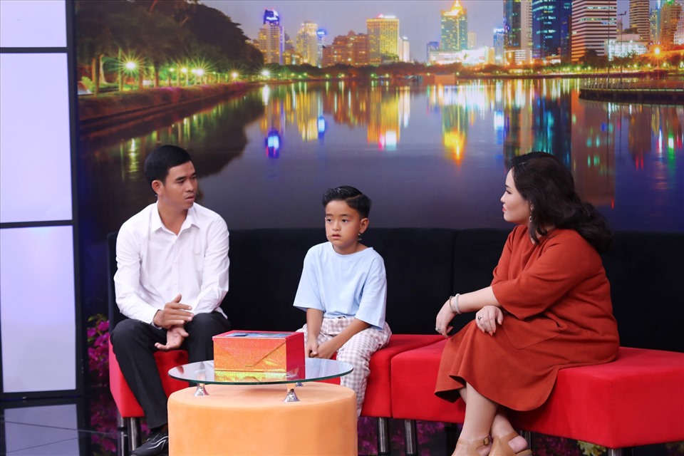 Anh Đen chia sẻ với tiến sĩ Tô Nhi A. Ảnh: CTCC.