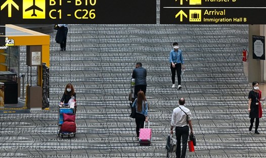 Du khách đi dọc sảnh của sân bay quốc tế Changi (Singapore) vào ngày 11.3. Ảnh: AFP