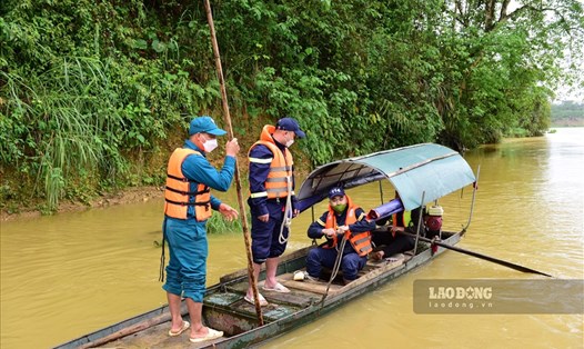 Công tác tìm kiếm 2 nạn nhân vụ lật đò tại Xuân Vân (Yên Sơn, Tuyên Quang) gặp nhiều khó khăn. Ảnh: Quốc Việt