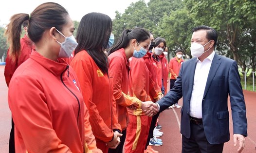 Bí thư Thành ủy Hà Nội Đinh Tiến Dũng thăm, động viên các vận động viên điền kinh Việt Nam tham dự SEA Games 31. Ảnh: Viết Thành