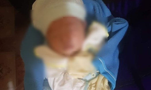 Bé gái sơ sinh bị bỏ rơi được người dân xã Đồng Tiến (huyện Quỳnh Phụ, tỉnh Thái Bình) phát hiện. Ảnh: NDCC