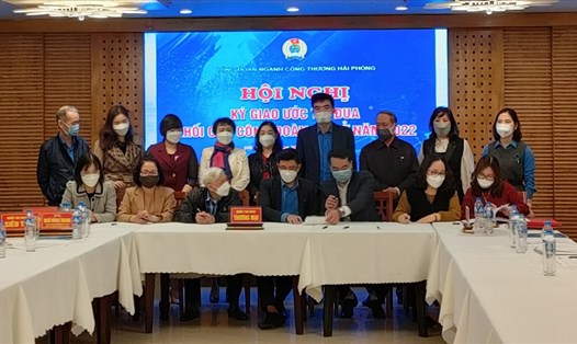 Các công đoàn cơ sở khối thương mại thuộc Công đoàn Công Thương Hải Phòng ký kết giao ước thi đua năm 2022. Ảnh: Mai Dung