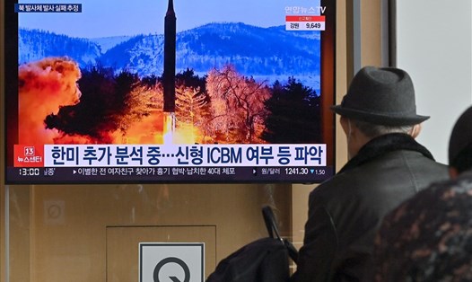 Bản tin về vụ thử tên lửa của Triều Tiên được phát tại một nhà ga ở Seoul, ngày 16.3.2022. Ảnh: AFP