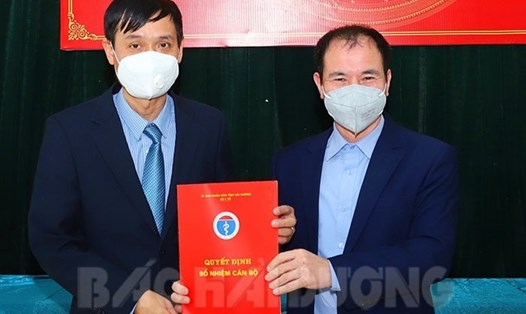 Phó Giám đốc Sở Y tế Hải Dương Phạm Hữu Thanh (bên phải) trao quyết định điều động bổ nhiệm giám đốc Trung tâm Kiểm soát bệnh tật tỉnh. Ảnh: Báo Hải Dương