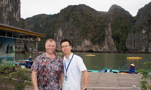 Anh Nguyễn Xuân Thọ (bên phải) trong một lần làm hướng dẫn viên du lịch cho khách nước ngoài. Ảnh: NVCC