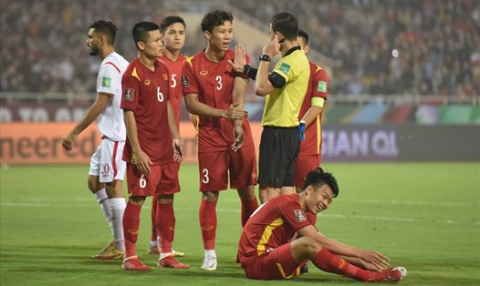 Đội trưởng Quế Ngọc Hải cho rằng, Tuyển Việt Nam cần được hưởng quả phạt 11m khi hậu vệ Oman để bóng chạm tay trong vòng cấm. Ảnh: Minh Hiếu