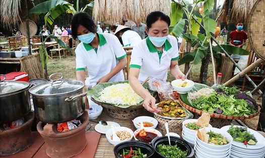 Ẩm thực phục vụ du khách tại làng du lịch cộng đồng Cẩm Phú. Ảnh: Quốc Tuấn