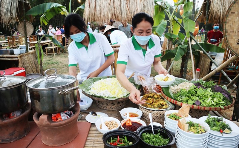 Ẩm thực phục vụ du khách tại làng du lịch cộng đồng Cẩm Phú. Ảnh: Quốc Tuấn