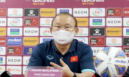 Huấn luyện viên Park Hang-seo phát biểu trong cuộc họp báo sau trận. Ảnh: VFF