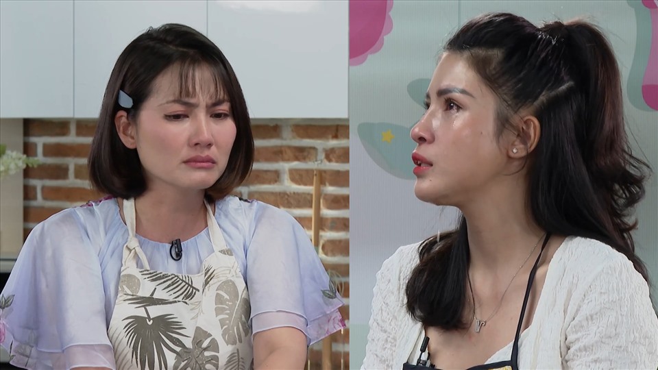 Ngọc Lan khóc vì hành trình làm mẹ của Nguyễn Thị Vy. Ảnh: CTCC.