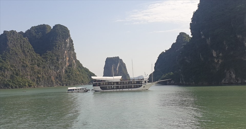 Vịnh Hạ Long là điểm đến hấp dẫn thu hút nhiều du khách trong và ngoài nước. Ảnh: LĐ