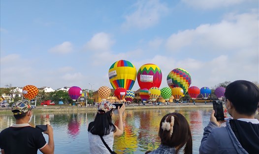 Người dân và du khách đổ xô đến Hội An chiêm ngưỡng khinh khí cầu. Ảnh: Thanh Chung