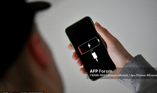 Apple thừa nhận lỗi hao pin khi iPhone lên iOS 15.4. Ảnh: AFP