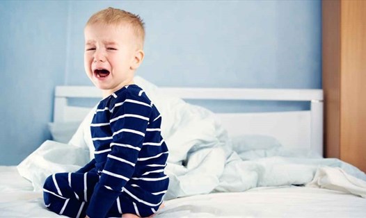 Bác sĩ chia sẻ cách xử trí trẻ quấy khóc, mất ngủ hậu COVID-19. Ảnh: Xinhua