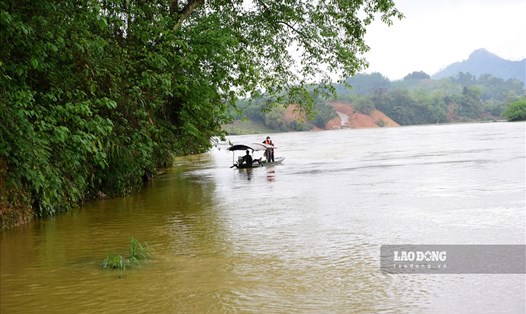 Nước sông Gâm dâng cao và chảy xiết khiến công tác tìm kiếm nạn nhân mất tích trong vụ lật đò gặp nhiều khó khăn.