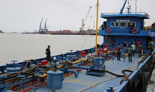 Tàu Xuân Sơn 05 đang chở 01 triệu lít xăng lậu bị lực lượng công an phát hiện, thu giữ. Ảnh: PV