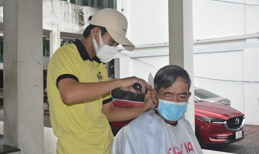 Cắt tóc miễn phí cho bệnh nhân tại Bệnh viện hữu nghị Việt Nam – Cuba Đồng Hới. Ảnh: H.L