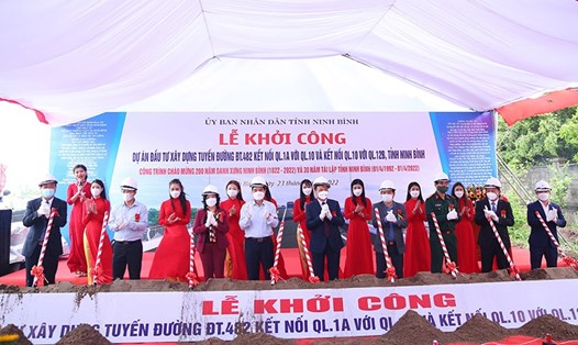 Tỉnh Ninh Bình tổ chức khởi công công trình tuyến đường ĐT.482 kết nối QL.1A với QL.10 và kết nối QL.10 với QL.12B. Ảnh: NT