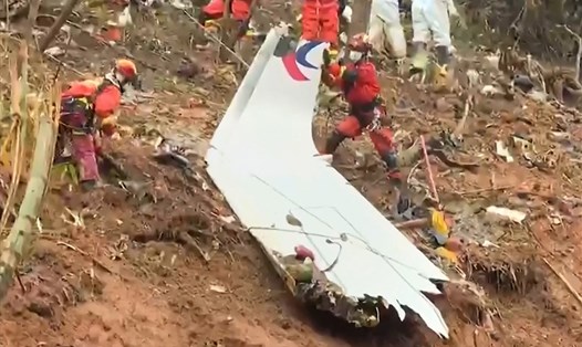 Mảnh vỡ từ thân máy bay Trung Quốc rơi ngày 21.3 tại hiện trường vụ rơi máy bay gần thành phố Ngô Châu, Quảng Tây. Ảnh: AFP