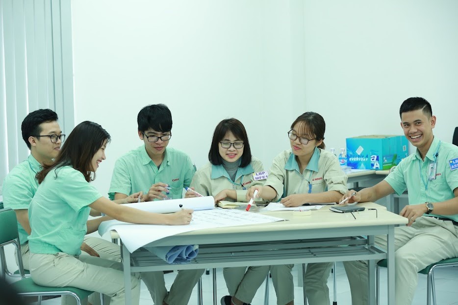 Lớp học kỹ năng mềm cho công nhân lao động. Ảnh: Phạm Đông