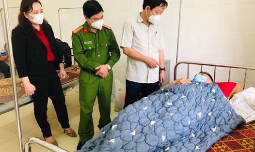 Trung úy Tuấn Anh - Phó trưởng Công an xã Hương Liên - bị thương đang điều trị tại Bệnh viện Đa khoa huyện Hương Khê. Ảnh: CA