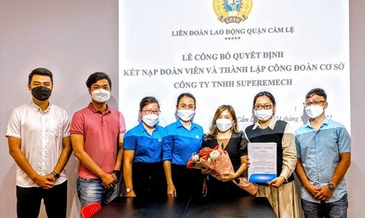 Liên đoàn Lao động quận Cẩm Lệ thành lập Công đoàn cơ sở Công ty TNHH Supremetech Đà Nẵng với 141 đoàn viên. Ảnh: Phương Trà