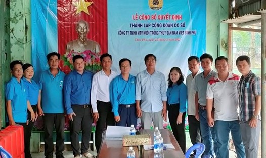 LĐLĐ huyện Châu Phú chụp ảnh lưu niệm cùng BGĐ công ty, lãnh đạo địa phương và BCH công đoàn. Ảnh: Huyền Châu