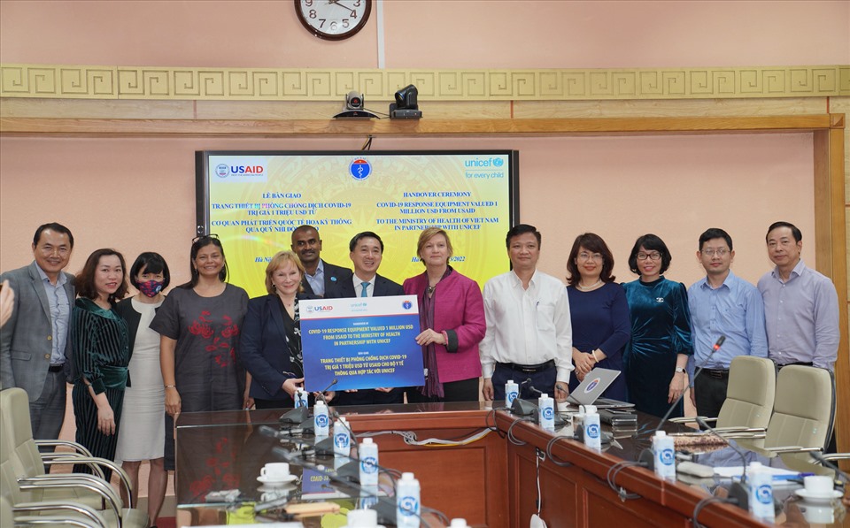 Lễ bàn giao trang thiết bị và vật tư y tế trị giá 1 triệu USD cho Việt Nam. Ảnh: USAID