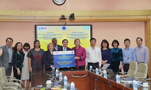 Lễ bàn giao trang thiết bị và vật tư y tế trị giá 1 triệu USD cho Việt Nam. Ảnh: USAID