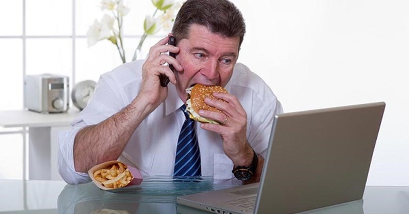 6 tác hại của việc ăn quá nhanh đối với sức khỏe