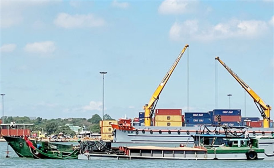 Các tàu các chở cát không rõ nguồn gốc, xuất xứ trên sông Đồng Nai bị bắt giữ. Ảnh: CA ĐN