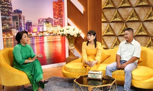 Cặp đôi trò chuyện với Ngân Quỳnh tại "Thuận vợ thuận chồng". Ảnh: NSX.