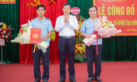 Ông Sơn (bên trái) nhận quyết định điều động làm Cục trưởng Hải quan Hà Tĩnh. Ảnh: HQ.