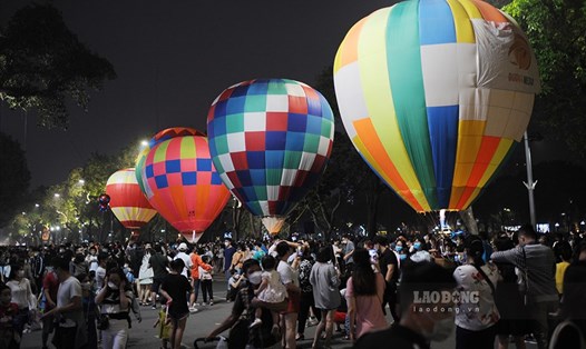 Khinh khí cầu lần đầu tiên xuất hiện ở phố cổ Hà Nội tối 25.3.2022.