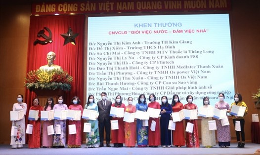 Khen thưởng danh hiệu "Giỏi việc nước - Đảm việc nhà" tại quận Thanh Xuân. Ảnh: CĐQ