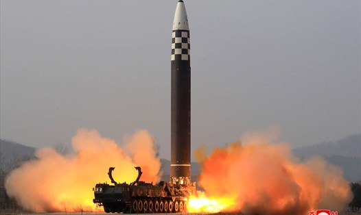 Tên lửa đạn đạo liên lục địa (ICBM) Hwasong-17 mới của Triều Tiên. Ảnh: AFP