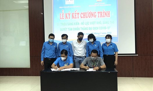 Lãnh đạo và Công đoàn Công ty TNHH Giầy ChingLuh Việt Nam ký cam kết. Ảnh: CĐCC