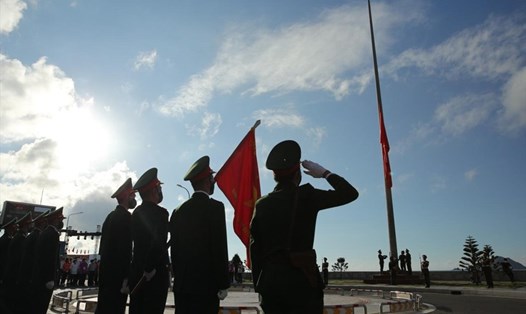 Lễ thượng cờ Tổ quốc tại Côn Đảo. Ảnh: Như Ý