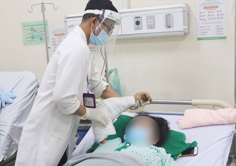 Bảo tồn chỏm xương ít xâm lấn trường hợp gãy liên lồi cầu xương cánh tay. Ảnh: BV Bảo tồn chỏm xương ít xâm lấn trường hợp gãy liên lồi cầu xương cánh tay. Ảnh: BV