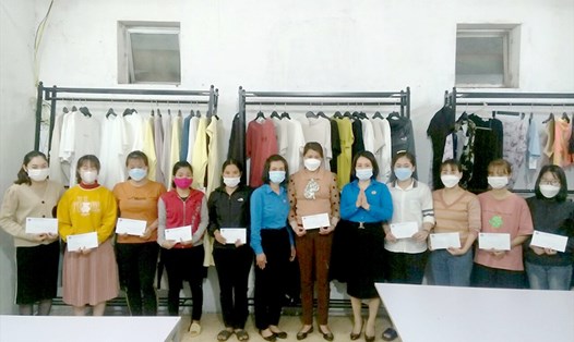 Lãnh đạo Liên đoàn Lao động huyện Lâm Thao trao hỗ trợ cho đoàn viên, người lao động công ty TNHH Bethel Quốc tế. Ảnh: LĐLĐ huyện Lâm Thao