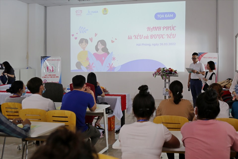 300 công nhân tham gia toạ đàm "Hạnh phúc là yêu và được yêu" do Công đoàn Khu kinh tế Hải Phòng phối hợp tổ chức. Ảnh: MD