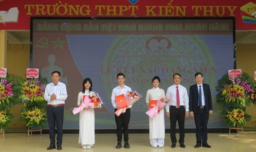 Chi bộ 1 - Đảng bộ Trường THPT Kiến Thụy tiến hành kết nạp Đảng cho 3 học sinh ưu tú của nhà trường. Ảnh: Cổng TTĐT Hải Phòng