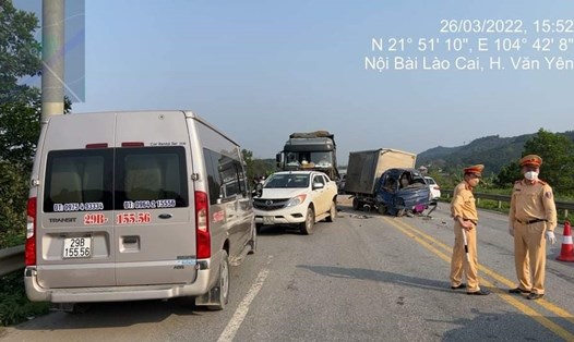 Vụ tai nạn liên hoàn trên cao tốc Nội Bài - Lào Cai khiến phương tiện lưu thông gặp khó khăn. Ảnh: CTV.