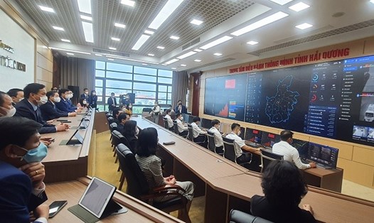 Các đại biểu thăm quan Trung tâm IOC tỉnh Hải Dương. Ảnh: Cổng TTĐT tỉnh Hải Dương